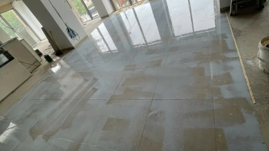 Vữa Tự San Có Thi Công Được Trên Gạch Cũ?