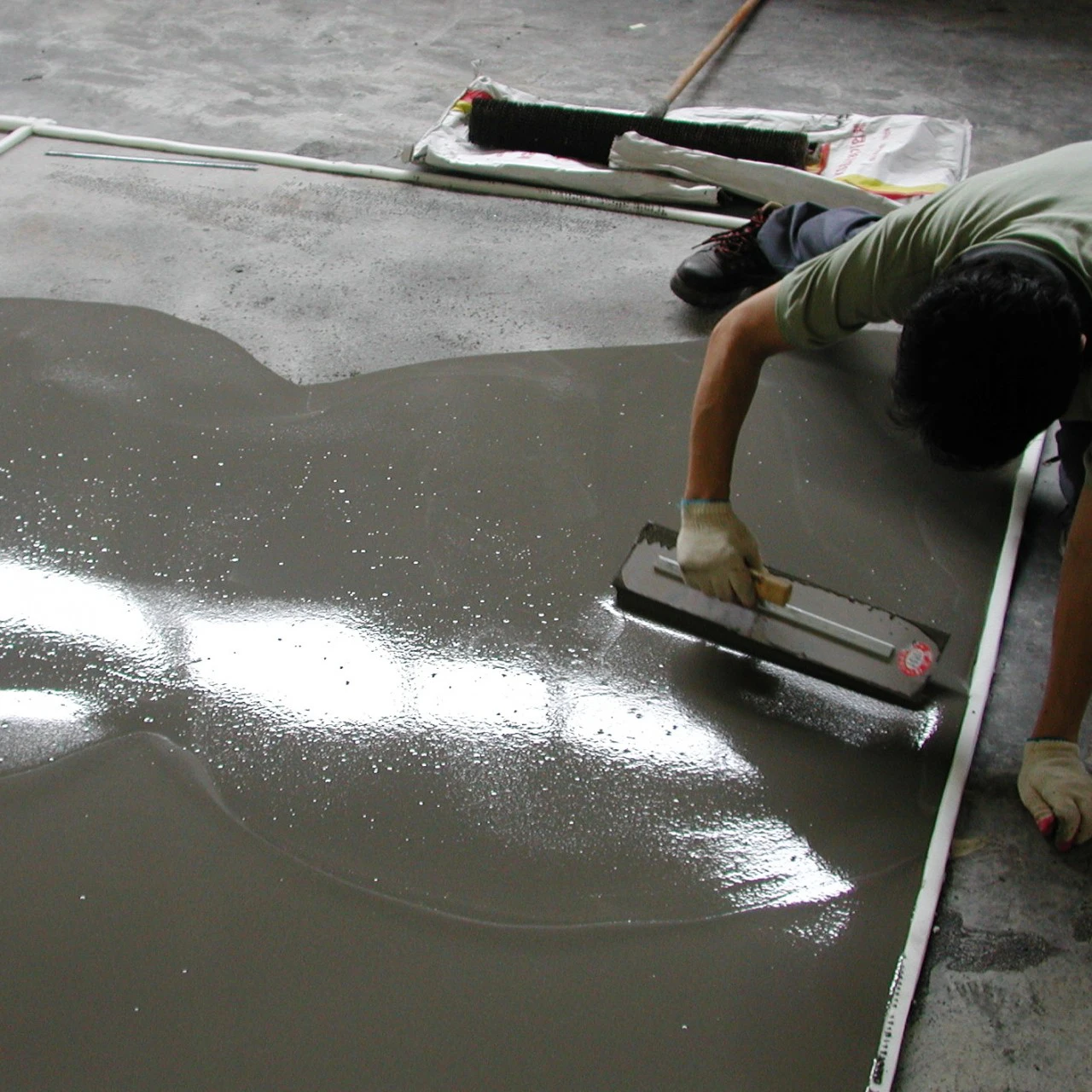 Quy Trình Xử Lý Bề Mặt Trước Khi Thi Công Vữa Tự San